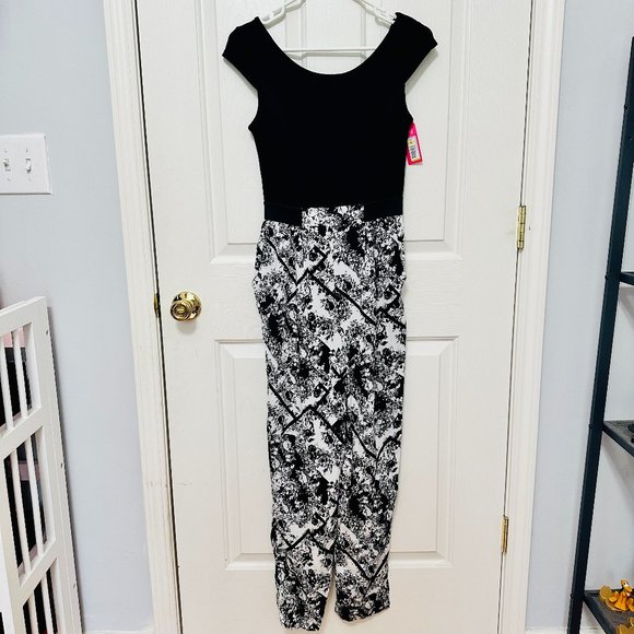 TARGET XHILARATION BLACK AND WHITE CAP SLEEVE FLORAL JUMPSUIT - Picture 1 of 6